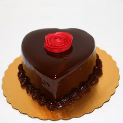 Flowery heart shape chocolate cake 