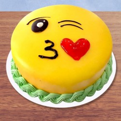 Sweet kiss emoji cake