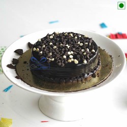 Chocolate cake with chocochip on top 