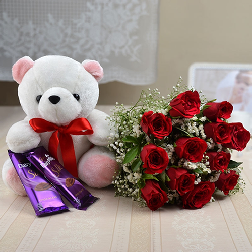 cute teddy bear with red roses